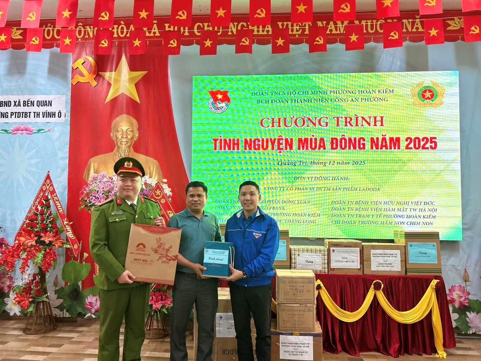 Trao tặng quà cho các em học sinh